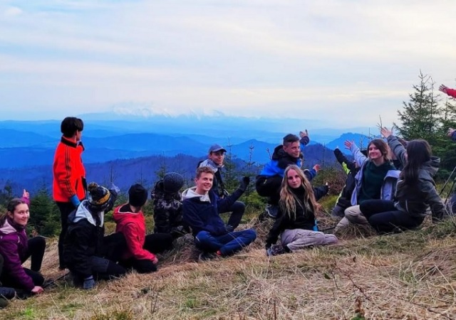 Uczniowie II LO podziwiają widok na Tatry